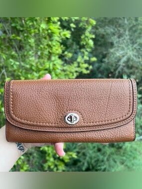 VINTAGE COACH Tan Pebble Leather w Silver Hardware Turnlock Envelope Wallet